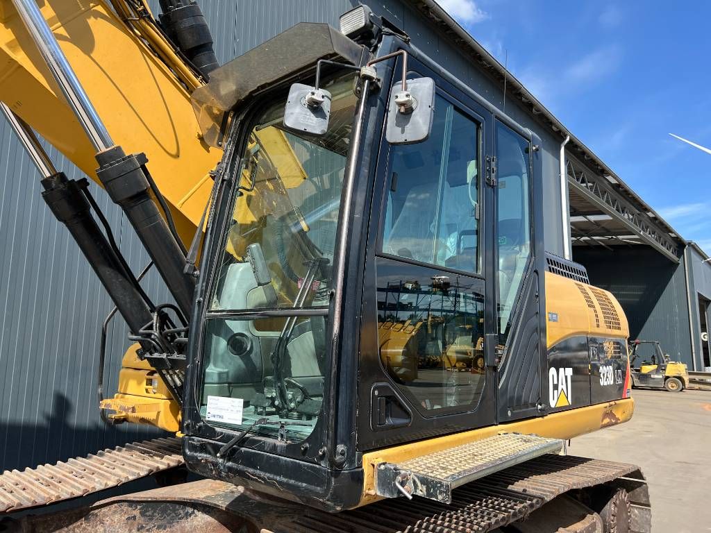 CAT 323D LN VA