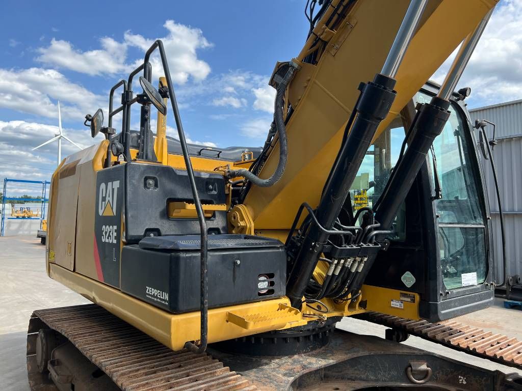 CAT 323EL VA