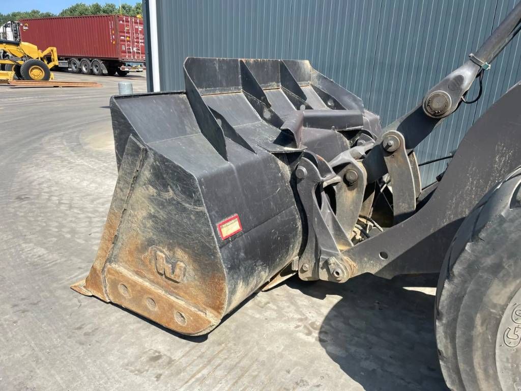 Volvo L90F - 3rd valve