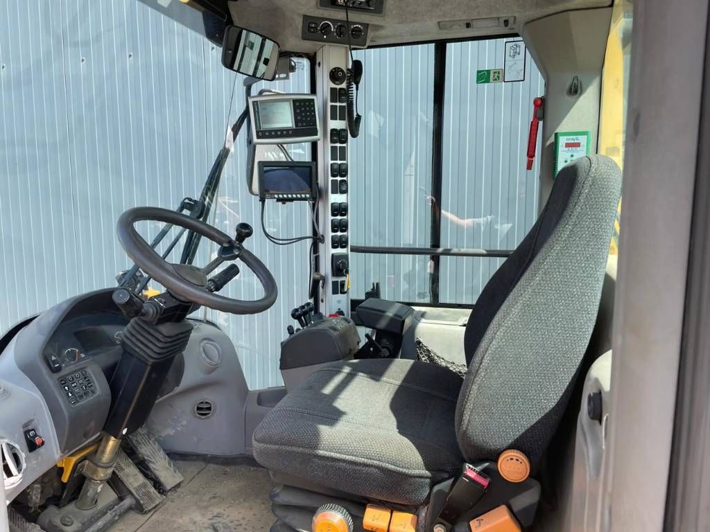 Volvo L90F - 3rd valve