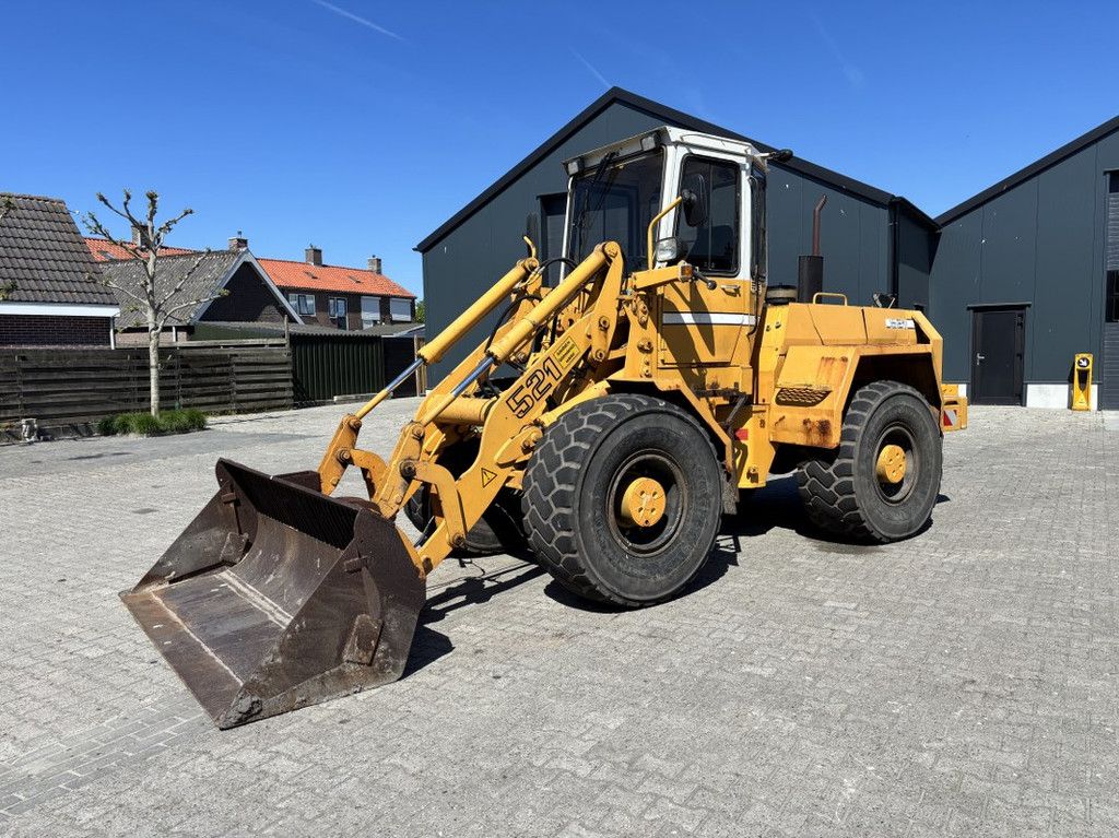 Liebherr L521 met Puin-Bak. Extra hydr functies.