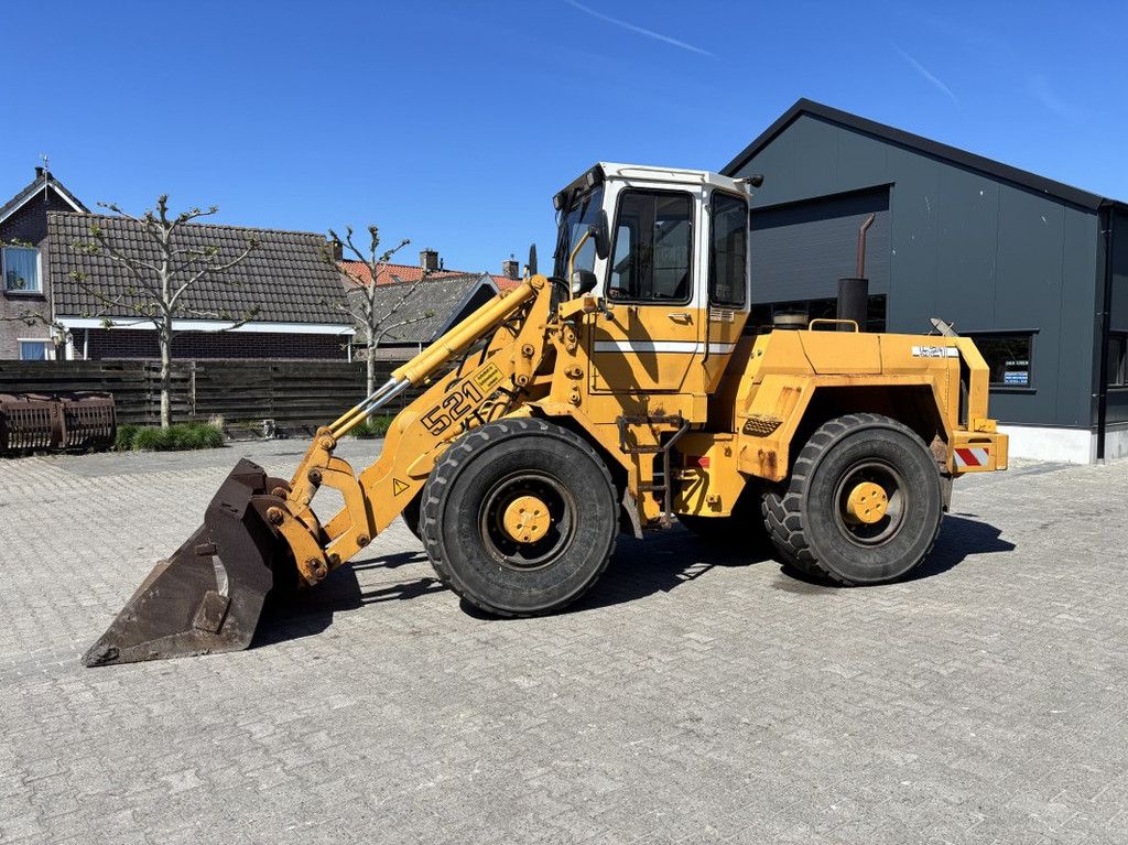 Liebherr L521 met Puin-Bak. Extra hydr functies.