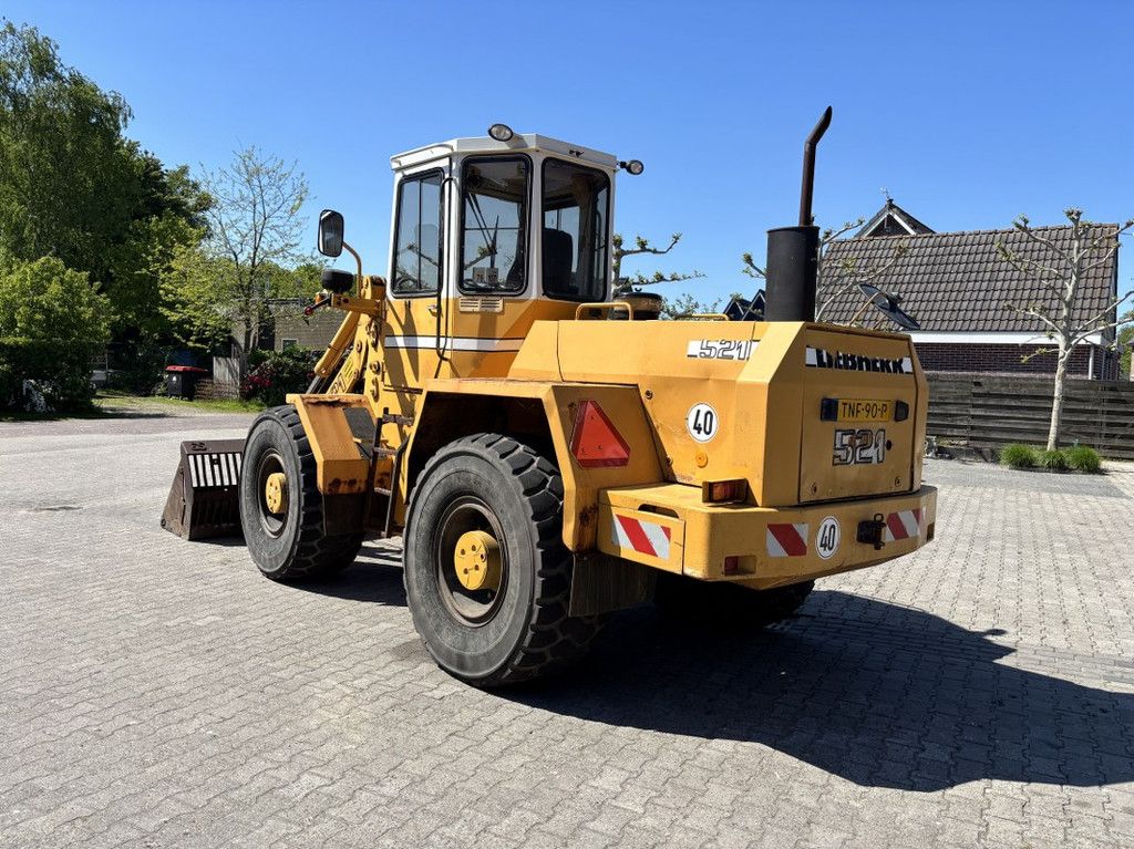 Liebherr L521 met Puin-Bak. Extra hydr functies.
