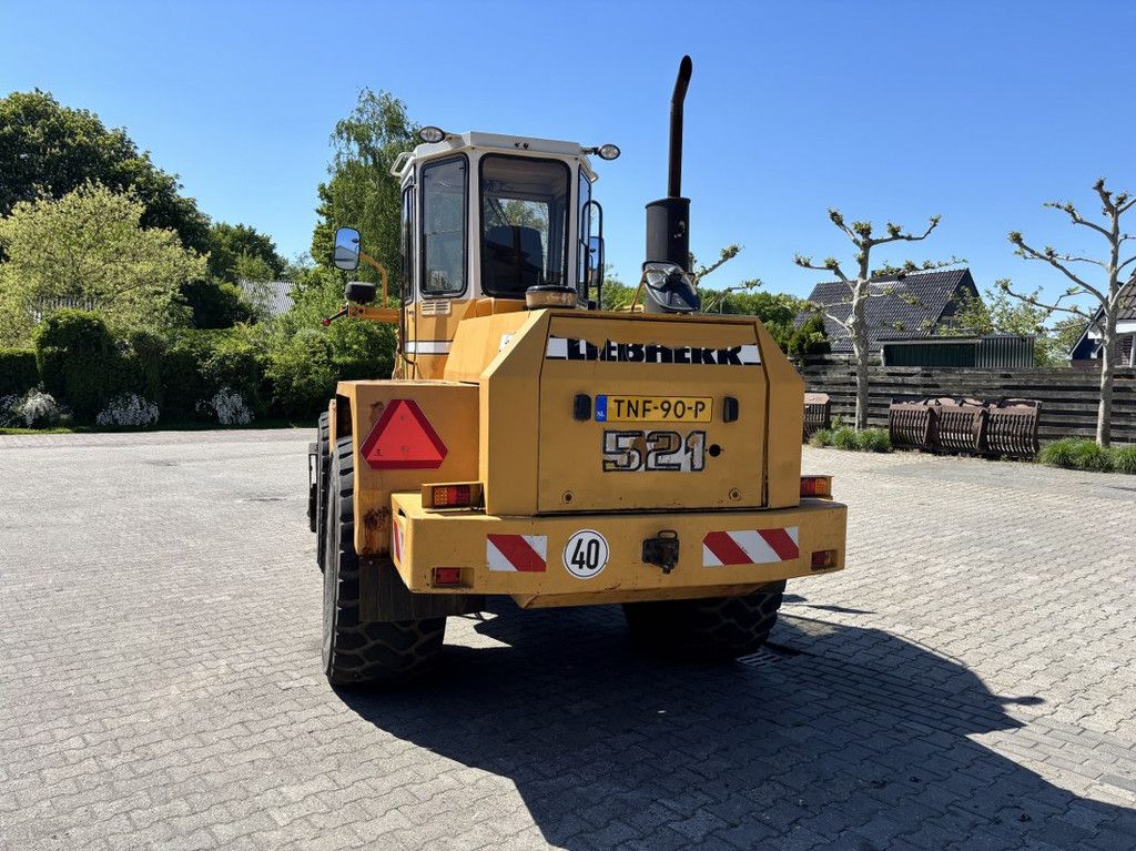 Liebherr L521 met Puin-Bak. Extra hydr functies.