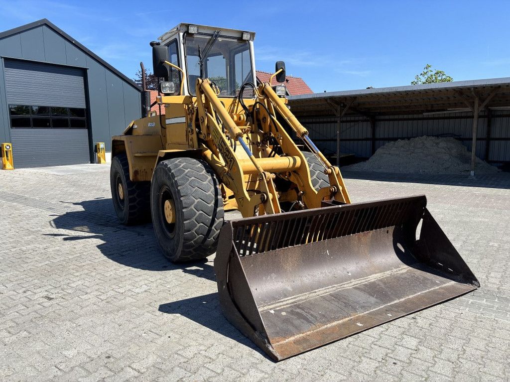 Liebherr L521 met Puin-Bak. Extra hydr functies.