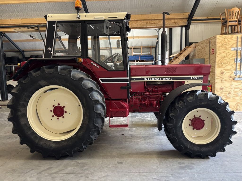 International 1055 4wd. Volset front, Cockpit Cabine.