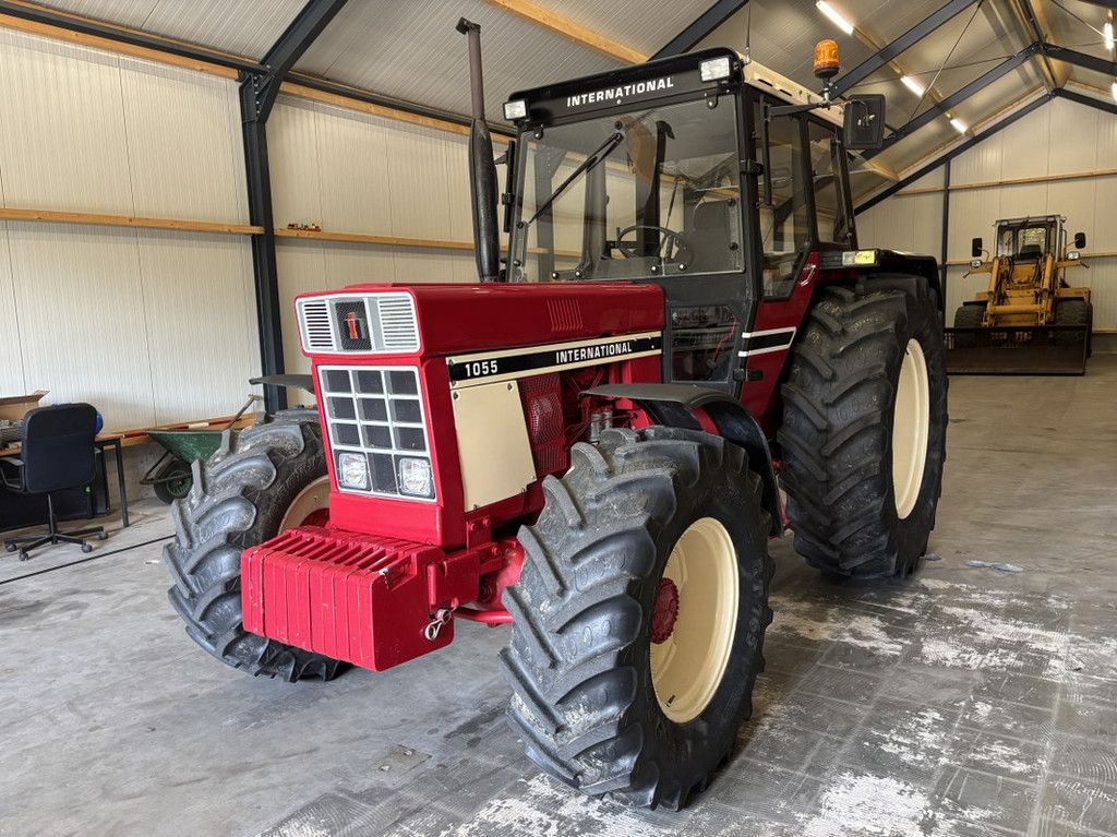 International 1055 4wd. Volset front, Cockpit Cabine.