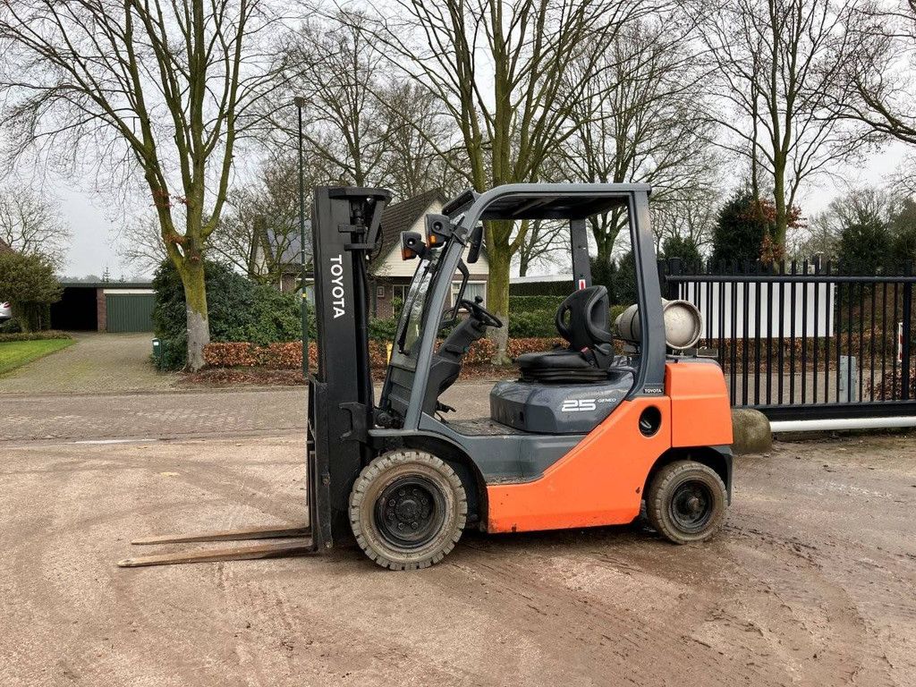 Gabelstapler Toyota 8FG25 Treibgas 2170kg 4,5m 2010
