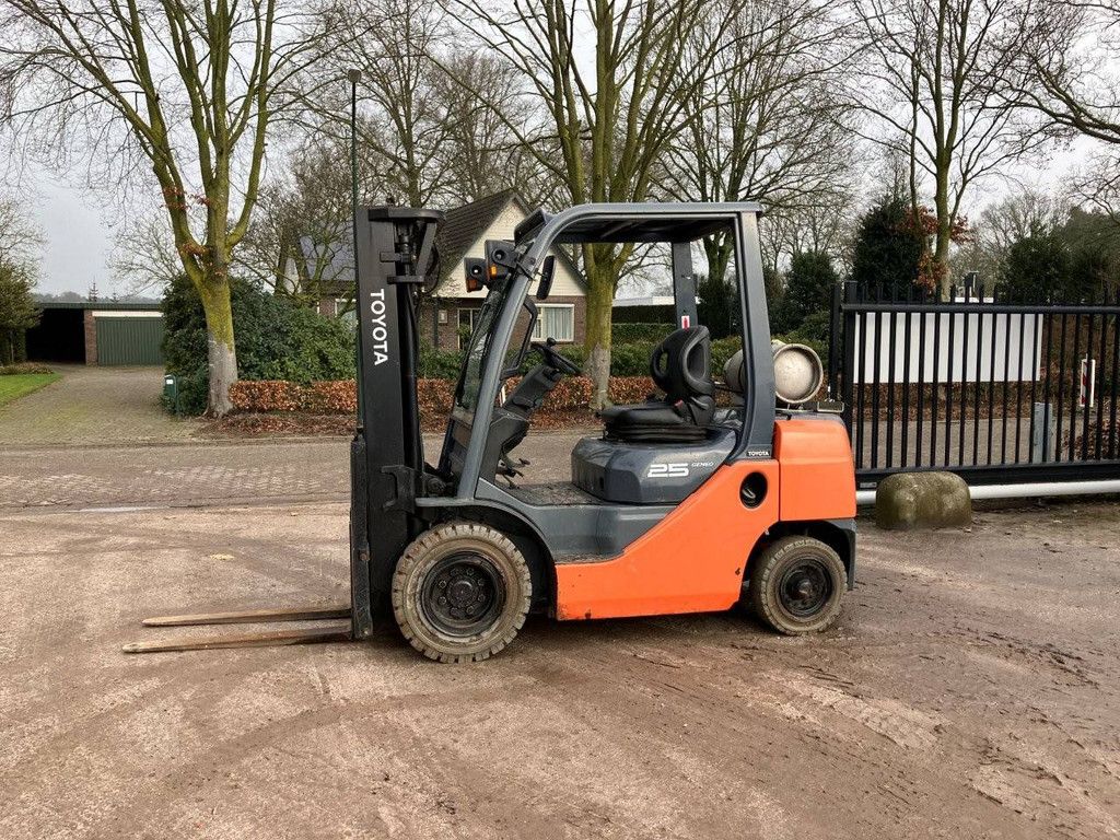 Gabelstapler Toyota 8FG25 Treibgas 2170kg 4,5m 2010