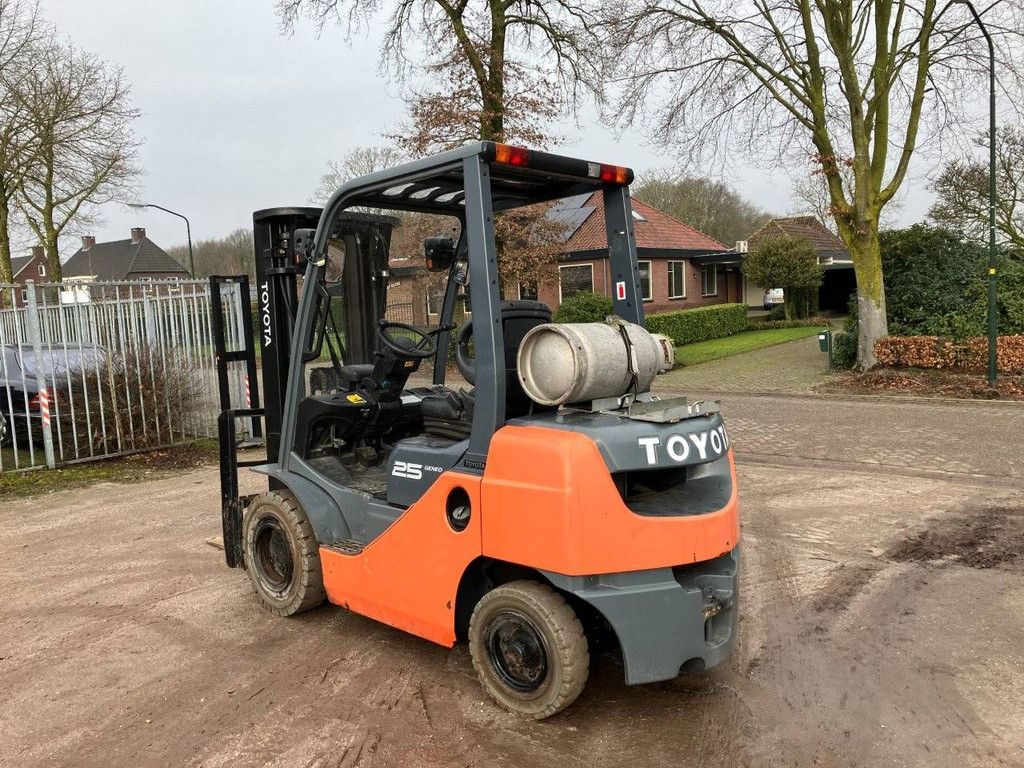Gabelstapler Toyota 8FG25 Treibgas 2170kg 4,5m 2010