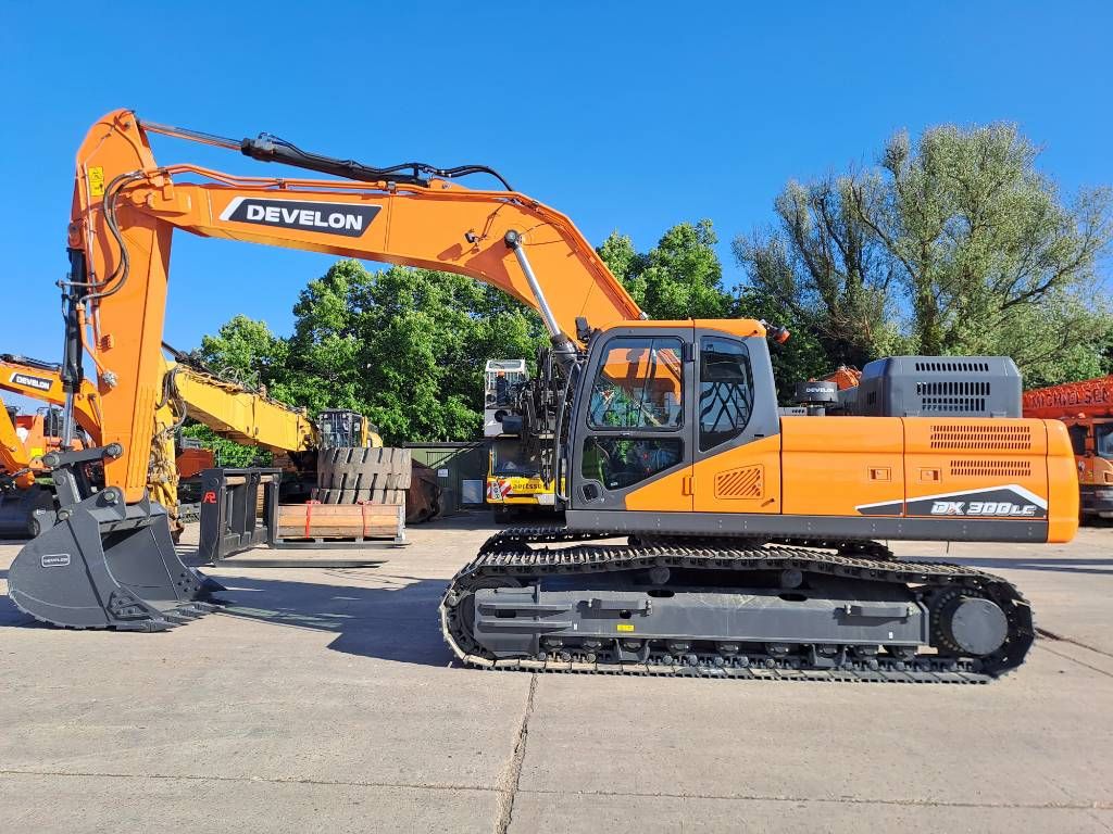 Develon DX 300 LC-7LC-7M (4 Pieces available)