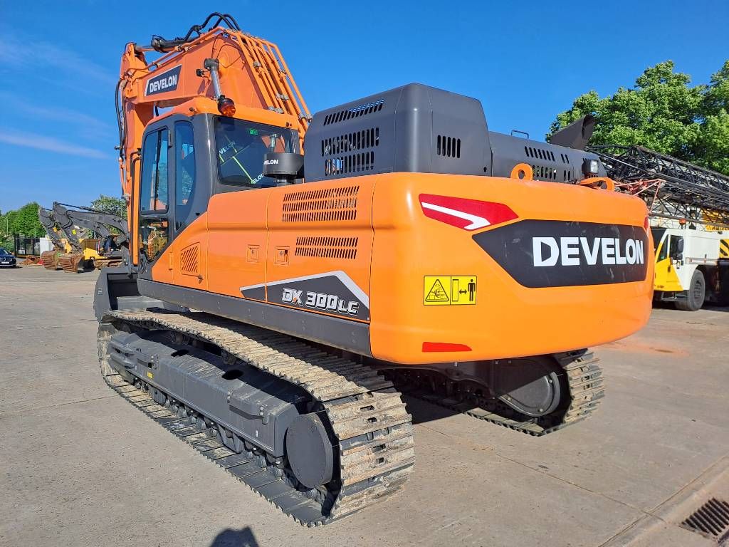 Develon DX 300 LC-7LC-7M (4 Pieces available)