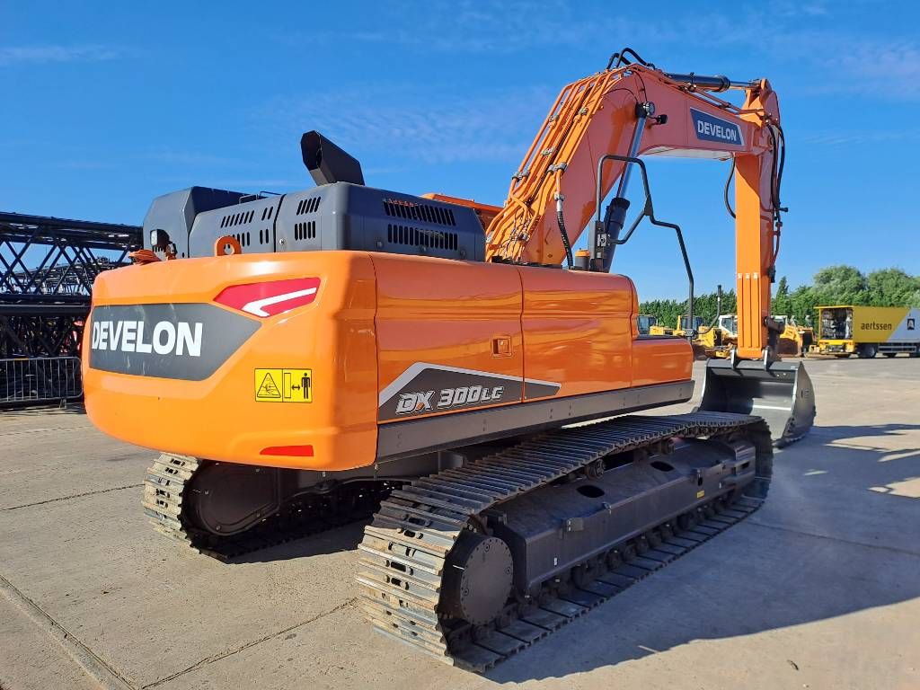 Develon DX 300 LC-7LC-7M (4 Pieces available)