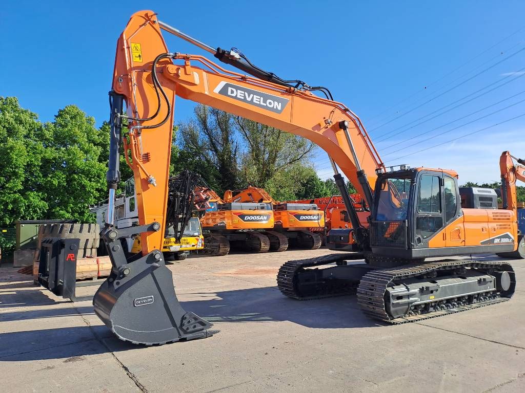 Develon DX 300 LC-7LC-7M (4 Pieces available)