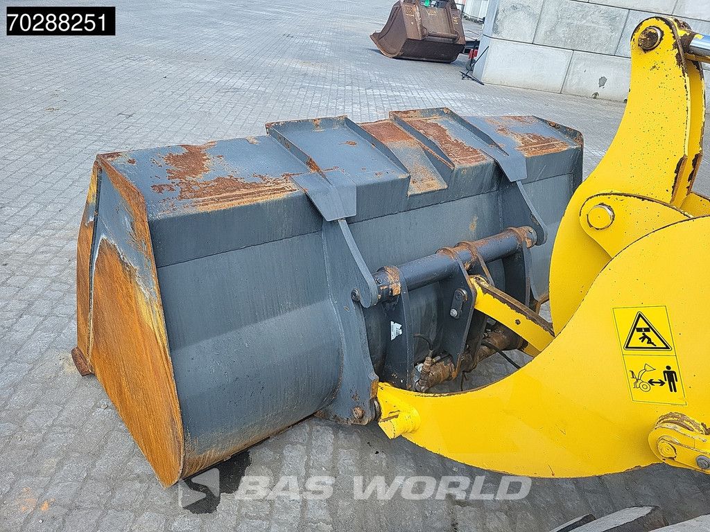 Komatsu WA100M-8E0