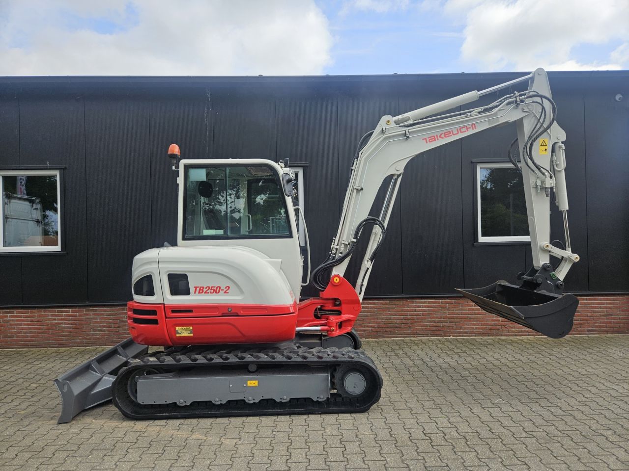 Takeuchi TB250-2 Stage V / 3000 uur