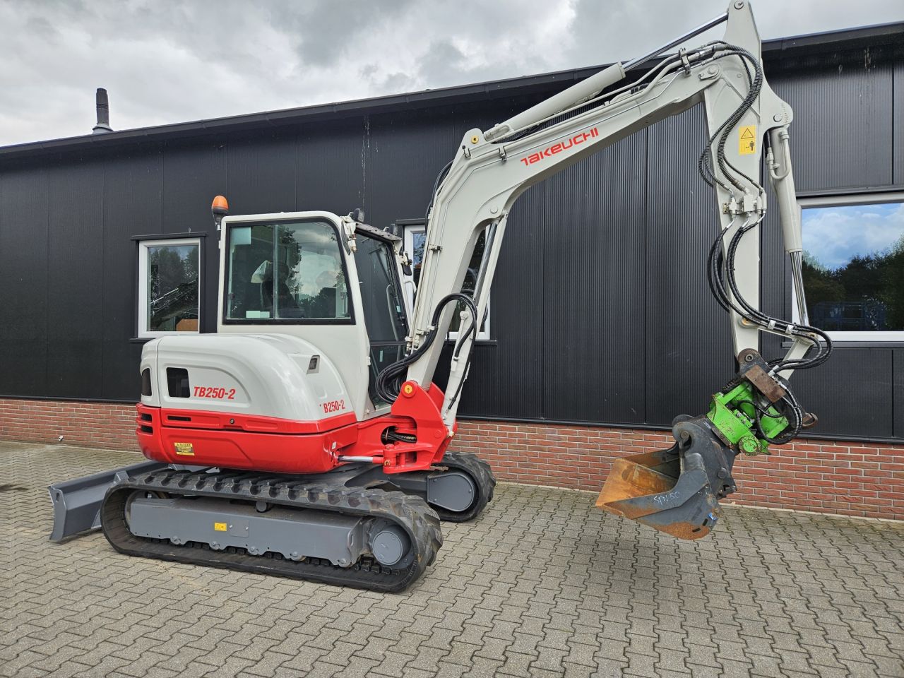 Takeuchi TB250-2 Stage V- 2600 uur