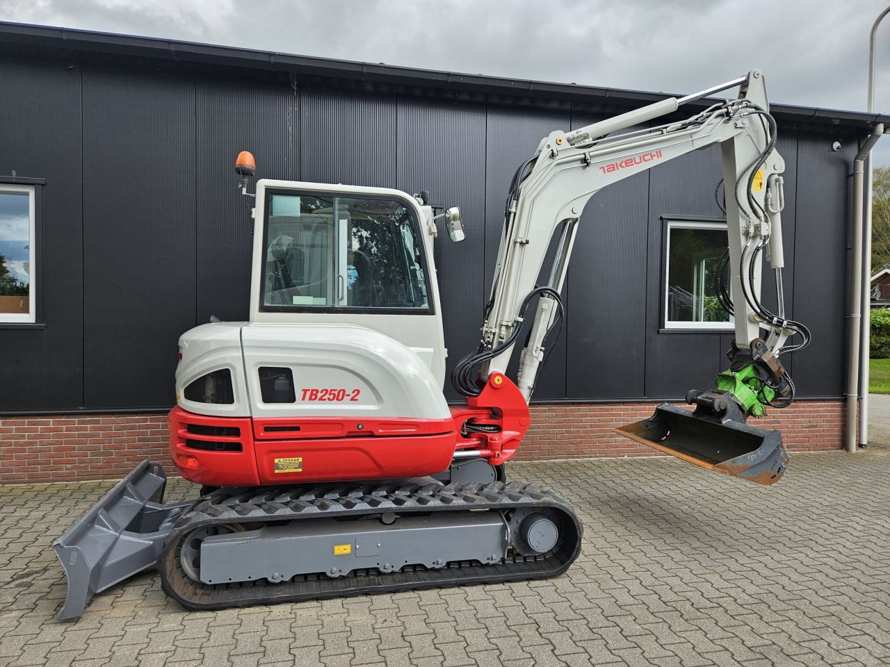 Takeuchi TB250-2 Stage V- 2600 uur