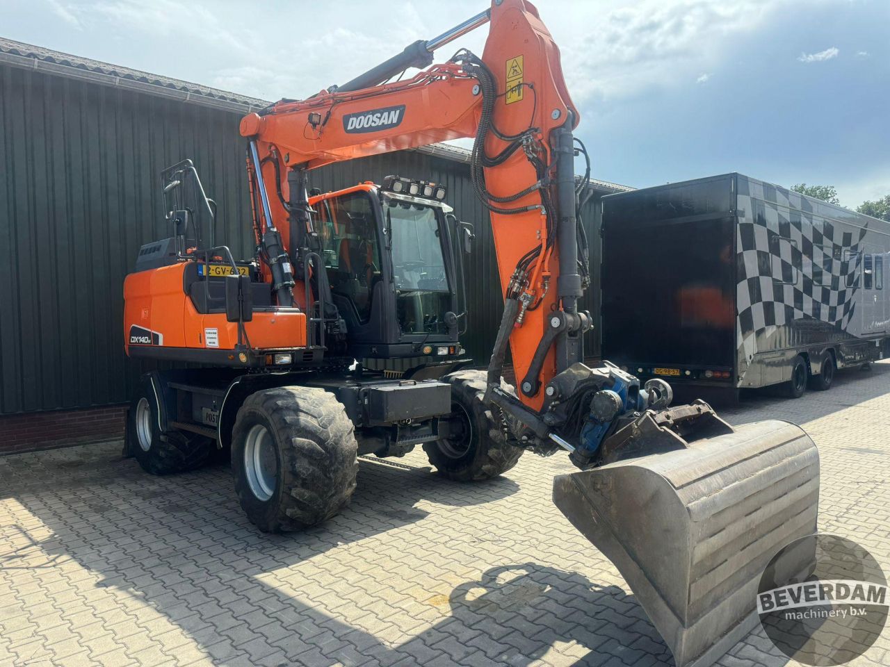 Komt binenn! Doosan DX140W