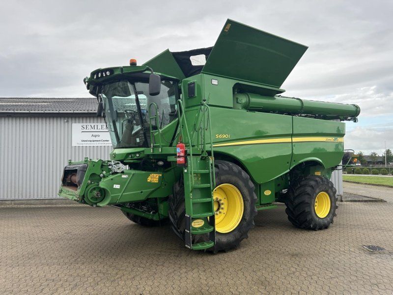 John Deere S690