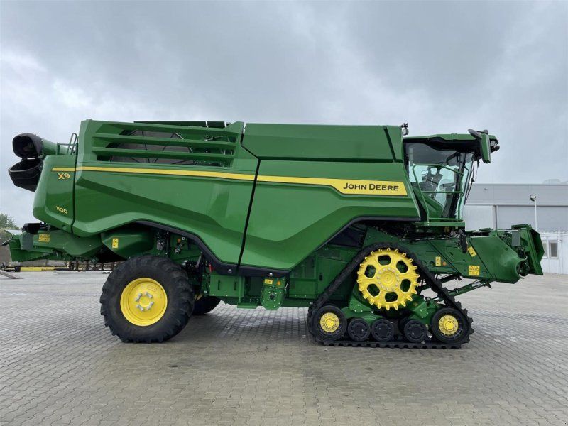 John Deere X9 1100