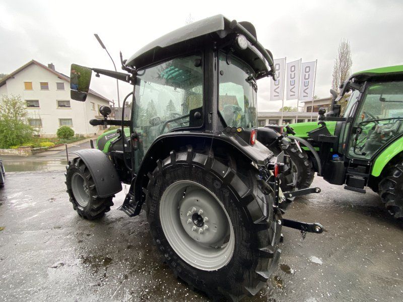 Deutz-Fahr 5075 D GS 4 Zylinder Powershuttle und nassen Scheibenbremsen vor
