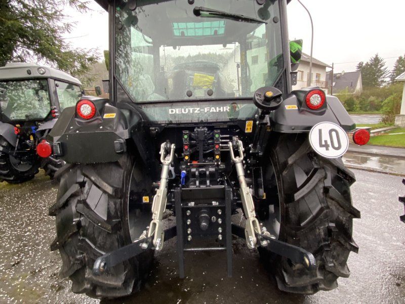 Deutz-Fahr 5075 D GS 4 Zylinder Powershuttle und nassen Scheibenbremsen vor