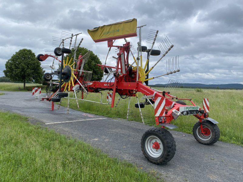 Pöttinger T 812 mit hydr. Schwadtuchschwenkung