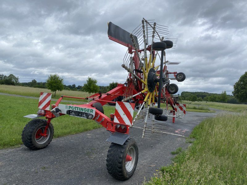 Pöttinger T 812 mit hydr. Schwadtuchschwenkung