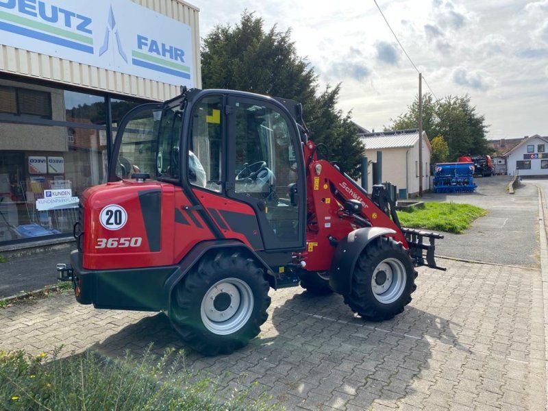 Schäffer 3650 MIT LANGER HUBSCHWINGE UND KABINE