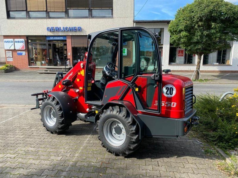 Schäffer 3650 MIT LANGER HUBSCHWINGE UND KABINE