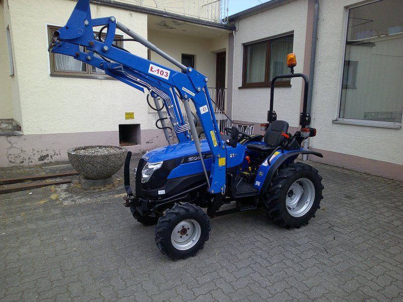 Solis 26 mit Frontlader und Schaufel