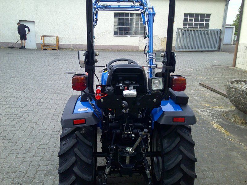 Solis 26 mit Frontlader und Schaufel