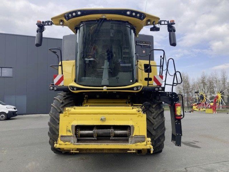 New Holland CR8.90