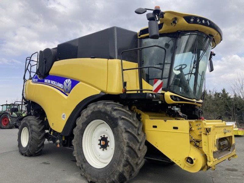 New Holland CR8.90