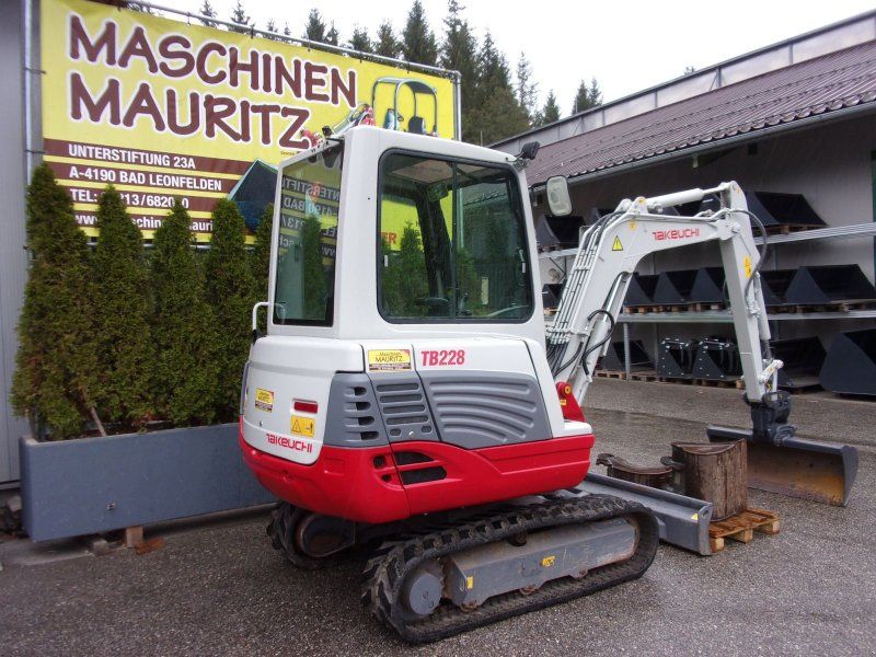 Takeuchi TB 228 Powertilt