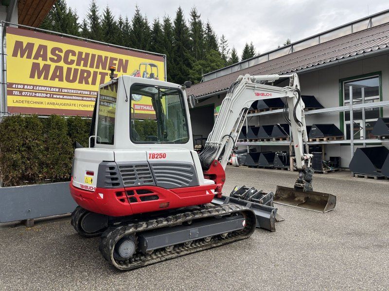 Takeuchi TB 250 Powertilt
