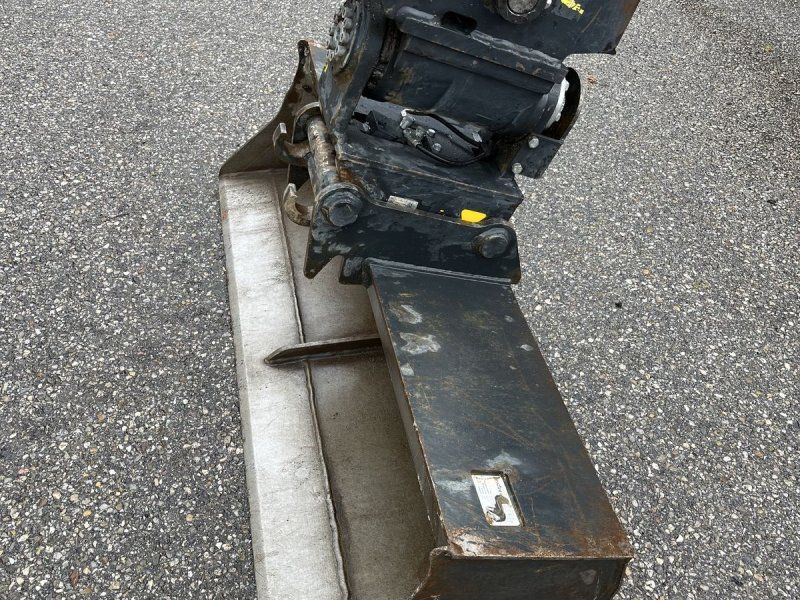 Takeuchi TB 250 Powertilt