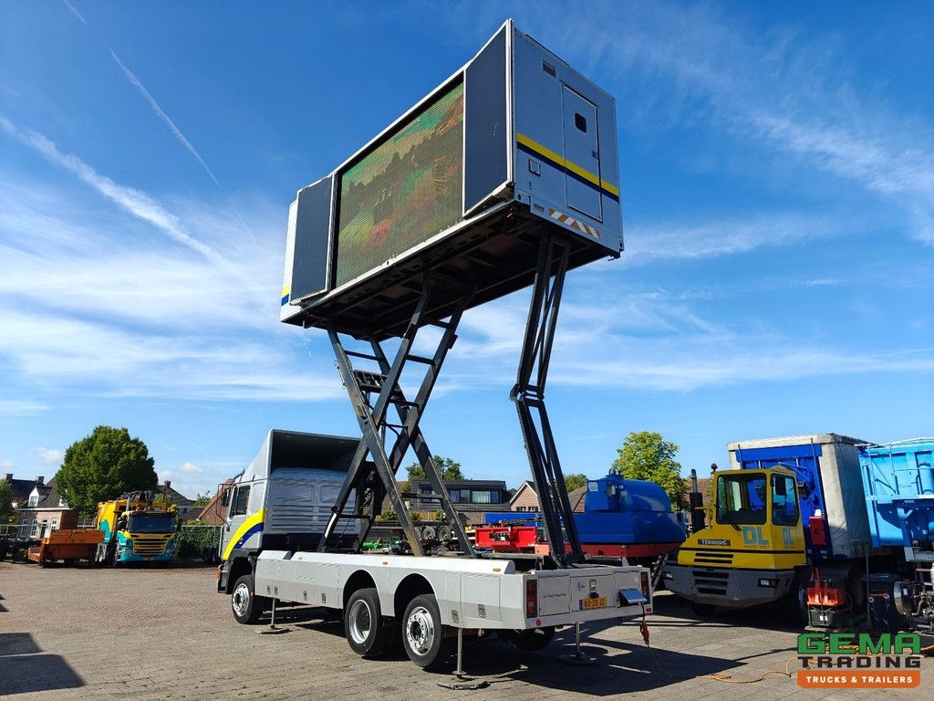 MAN 26.362 FNL/LL 6x2/4 Sleeper Cab Euro 0 - LED-Bildschirm, Scherenhebebühne, Werbewagen - Luftfederung - Hydraulische Stützbeine