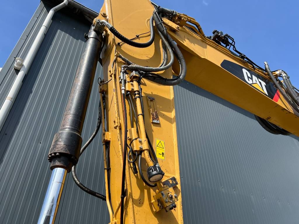 CAT 323EL VA