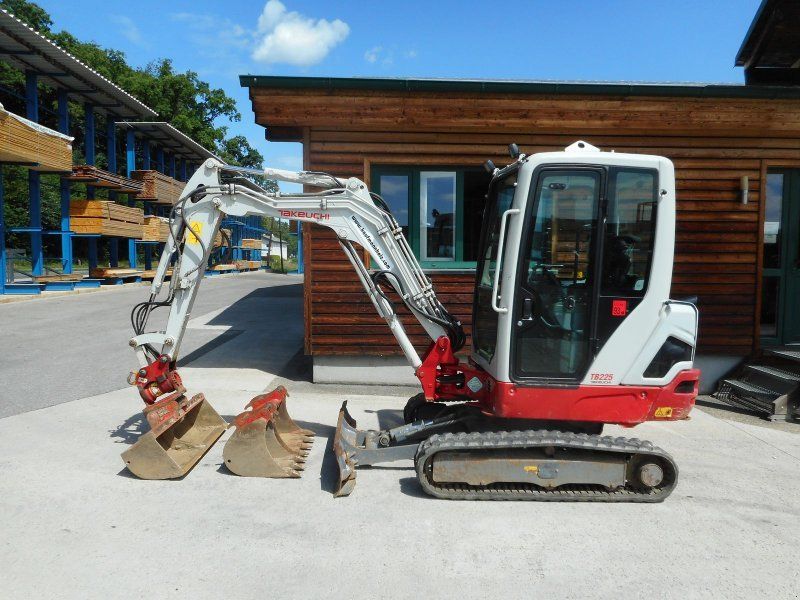 Takeuchi TB 225 mit POWERTILT + 3 Löffel ( 2.400 kg )