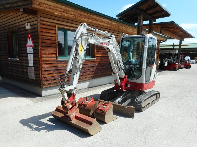 Takeuchi TB 225 mit POWERTILT + 3 Löffel ( 2.400 kg )