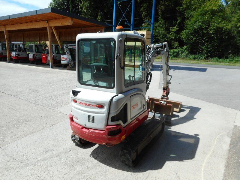 Takeuchi TB 225 mit POWERTILT + 3 Löffel ( 2.400 kg )