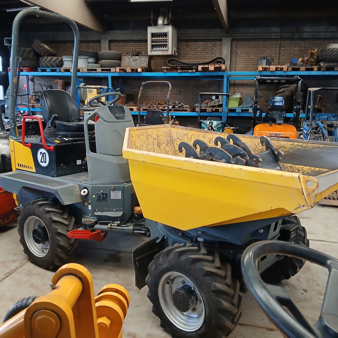 IHI IC 30 en Wacker Neuson DW20 Rups/Wieldumper