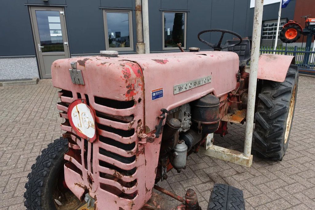 Mc Cormick D-439 2wd / Smalspoortrekker