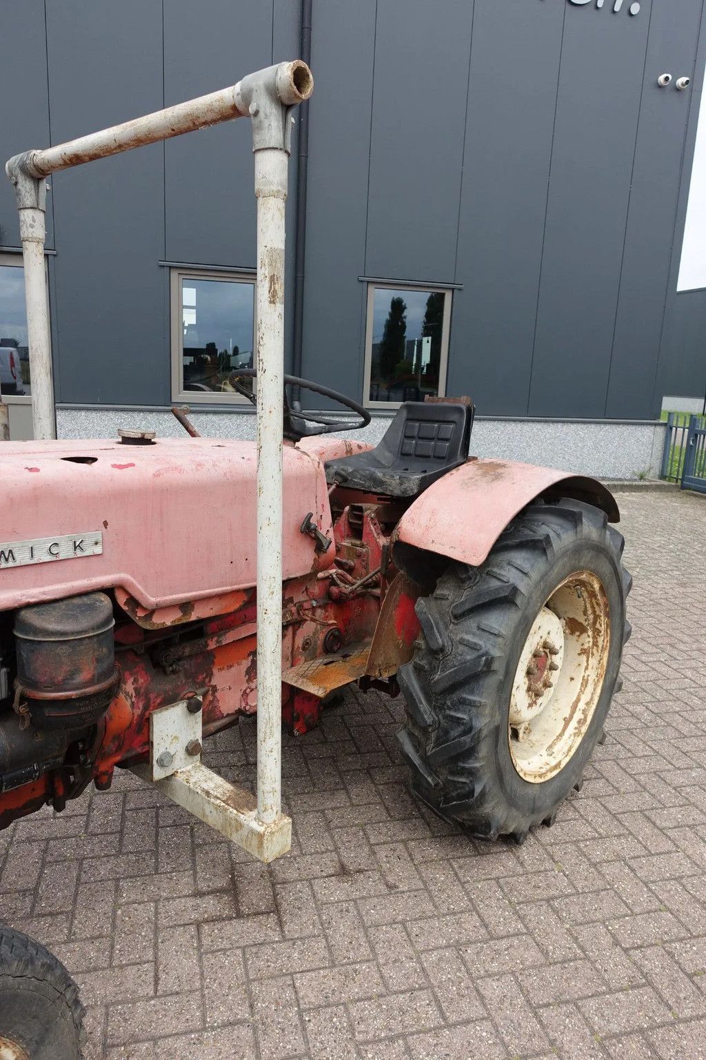 Mc Cormick D-439 2wd / Smalspoortrekker