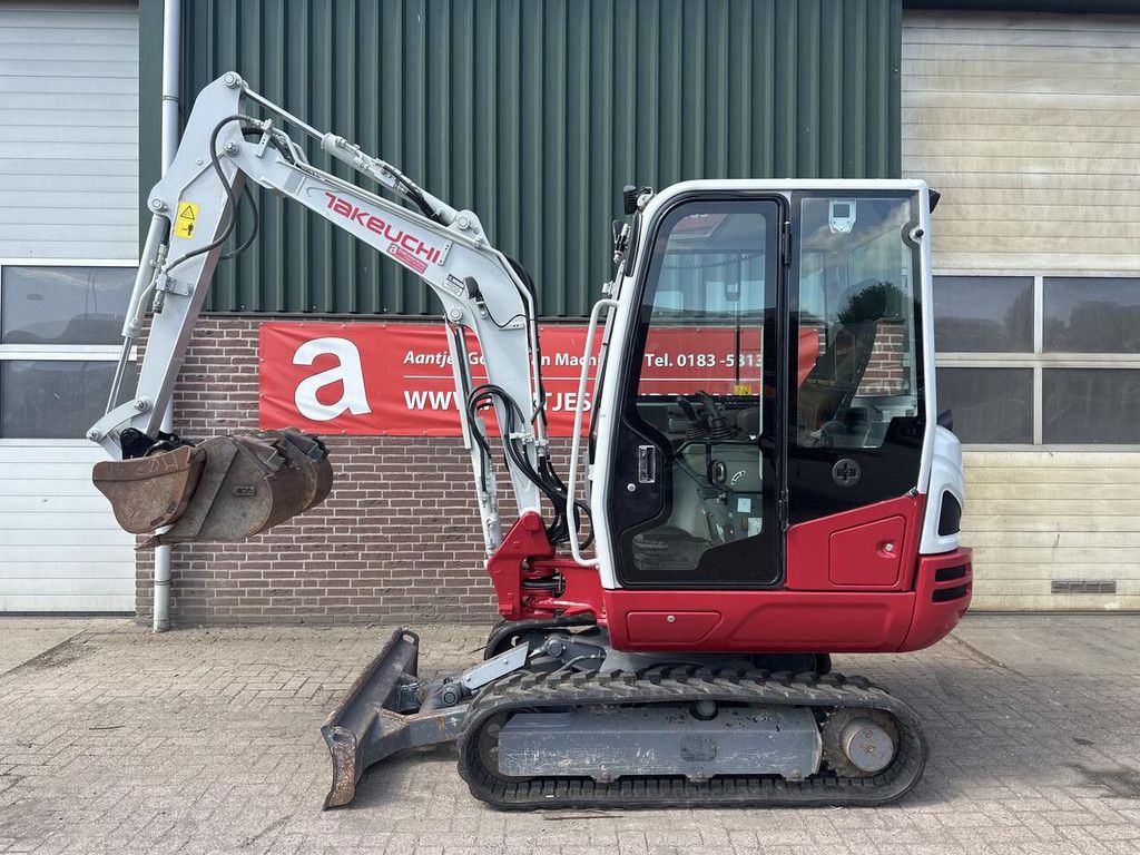 Takeuchi Kraan TB230 - Gebruikt mini excavator