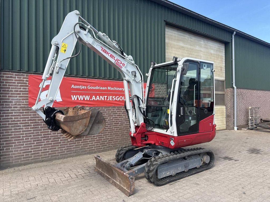 Takeuchi Kraan TB230 - Gebruikt mini excavator