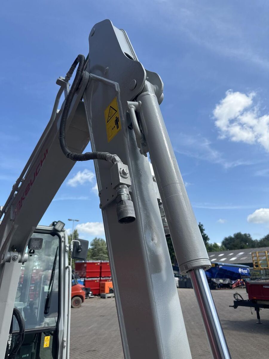 Takeuchi Kraan TB230 - Gebruikt mini excavator