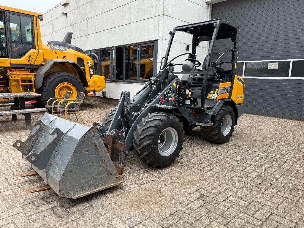 Giant G2700